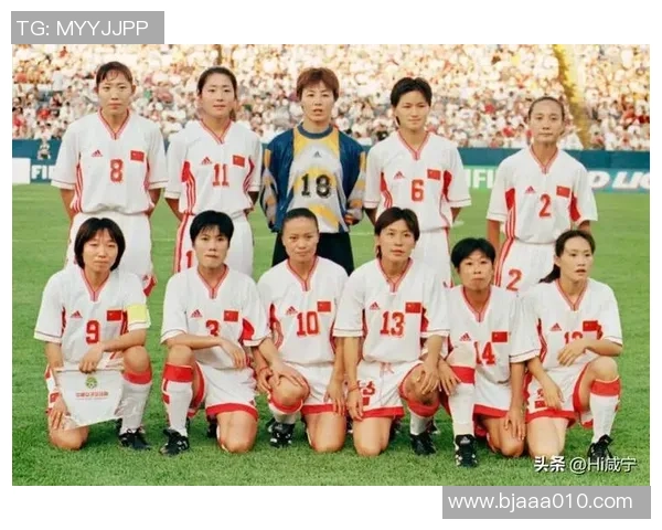 昔日球场英雄重聚时光定格：过气足球明星合照回顾辉煌岁月