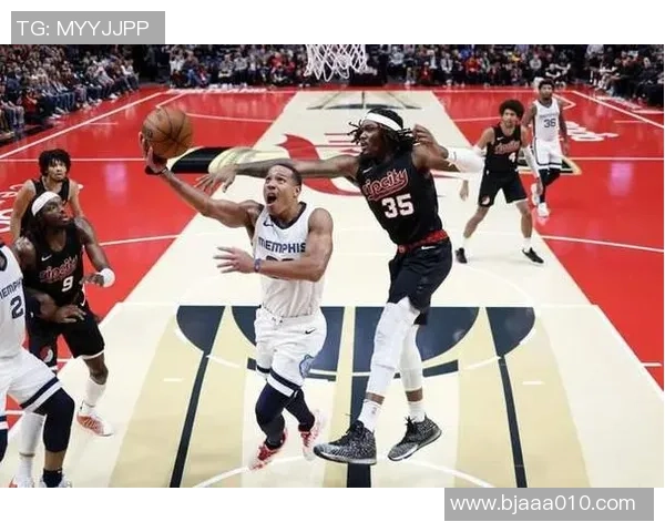 足球明星遭遇重创腿部骨折休战 赛季前景堪忧球迷盼奇迹复出